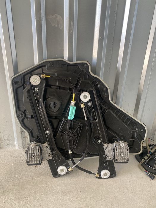 Склопідйомник тесла model Y на задню праву дверцю