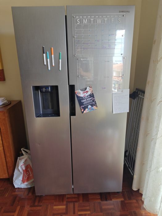 Frigorífico com dispensador de água e gelo (ligado a rede)