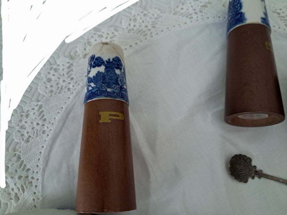 Conjunto vintage em cerâmica e madeira