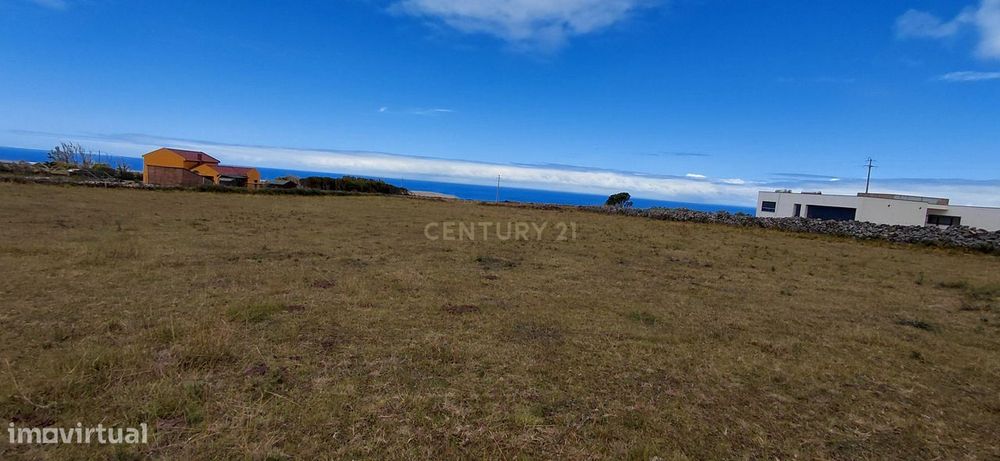 Terreno à Venda com Vista Mar em São Pedro, Vila do Porto