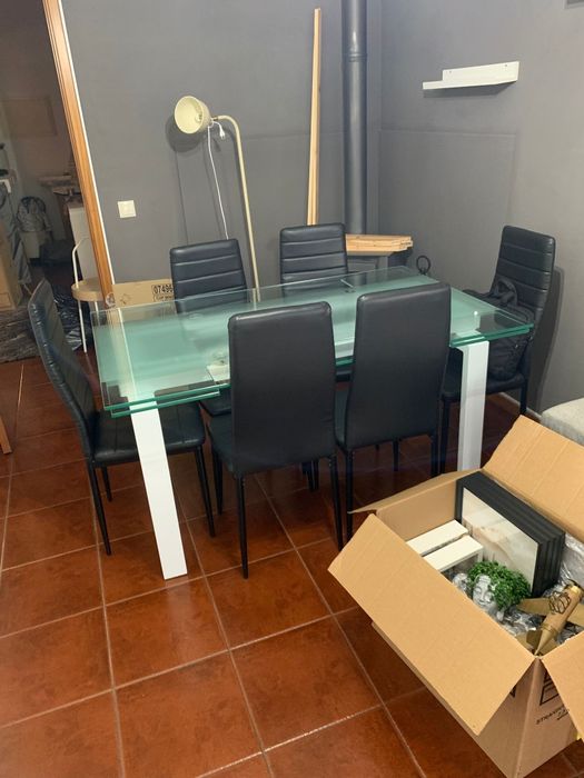 Vendo mesa de vidro mais cadeiras.