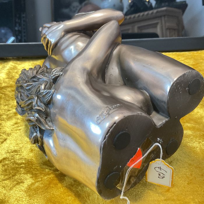 Escultura lady’s bronze 20 cm assinada.