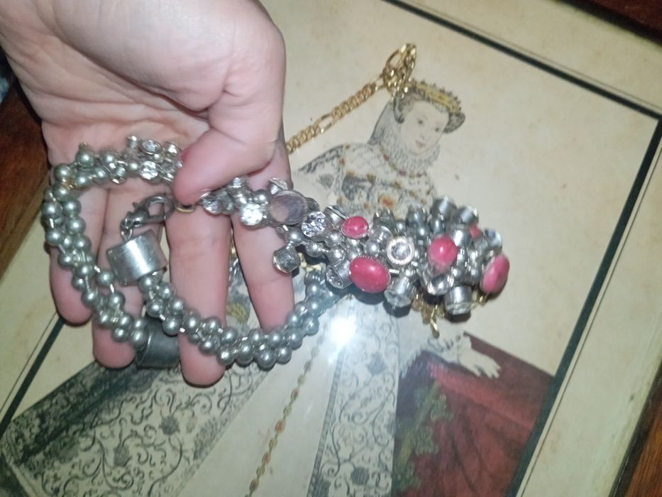 Colar bom estado vintage tem dois