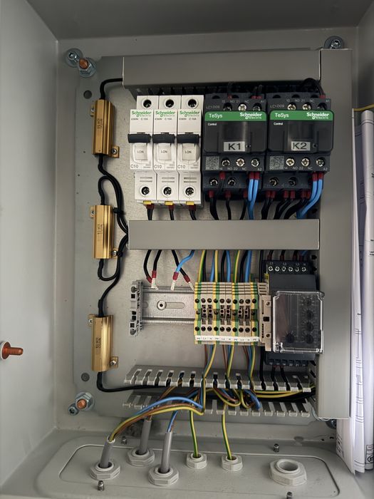 Szafa sterownicza Schneider Electric – kompletna, 2 styczniki