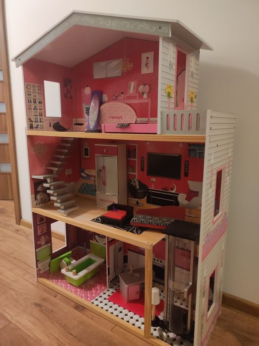 Duży, złożony domek dla lalek.