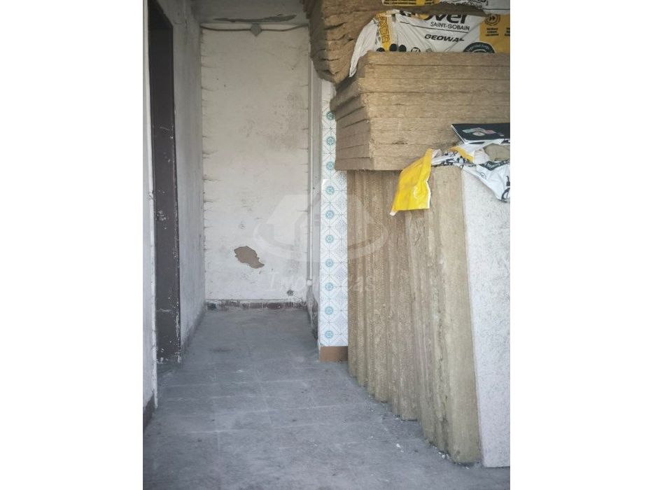 Prédio de 2 pisos para remodelação no Bairro de São João em Camarate