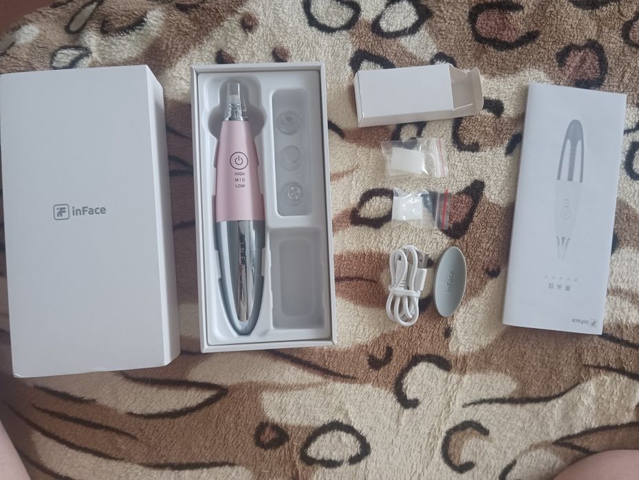 Вакуумный прибор для чистки лица.