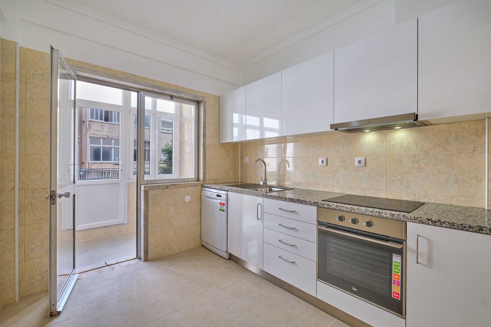 Apartamento T1 Remodelado e Mobilado com Terraço Junto Av. de Roma