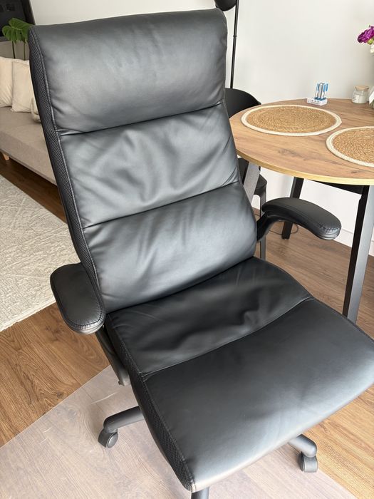 Fotel biurowy w stanie idealnym