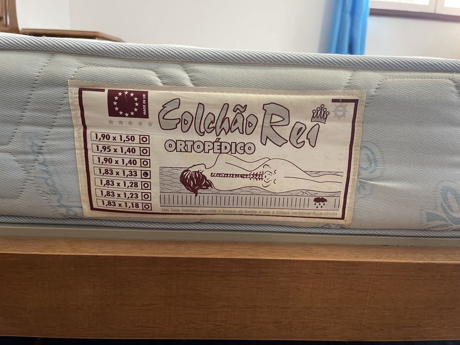 Cama com colchão e mesas de cabeceira
