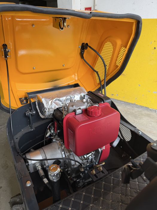Mini giratoria nova , com dois baldes e braço articulado para os lados