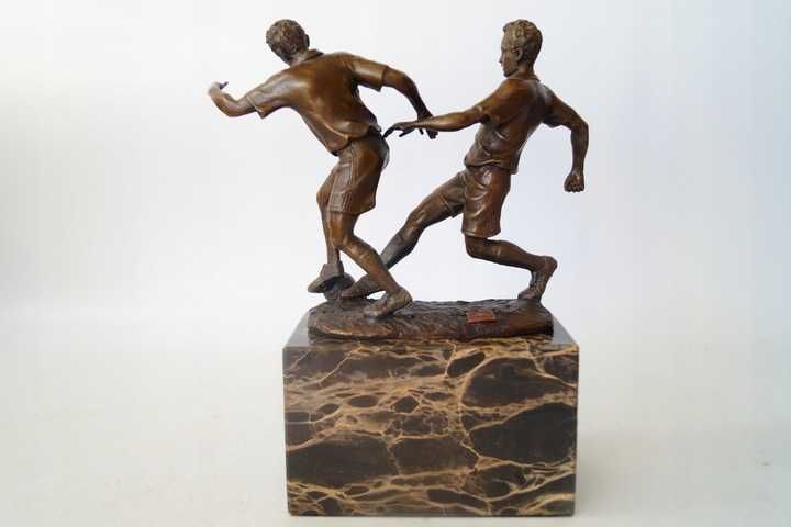 PIŁKARZE Z BRĄZU piłka nożna figura z brązu prezent