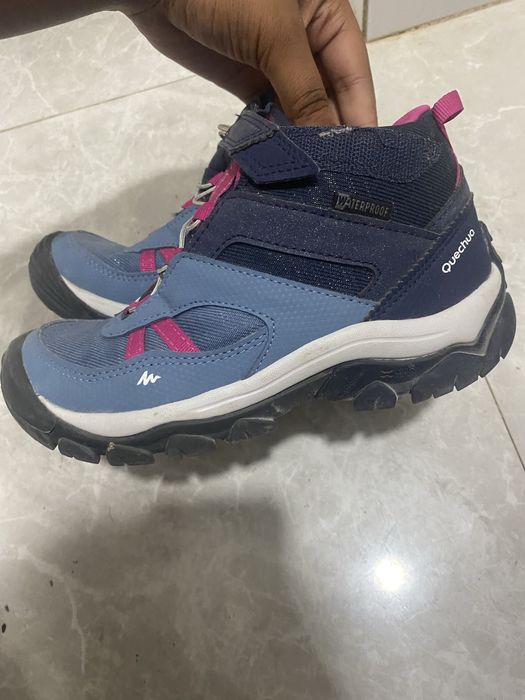 Estou a vender estas botas novas da marca Quechua  tamanho33 obrigada.