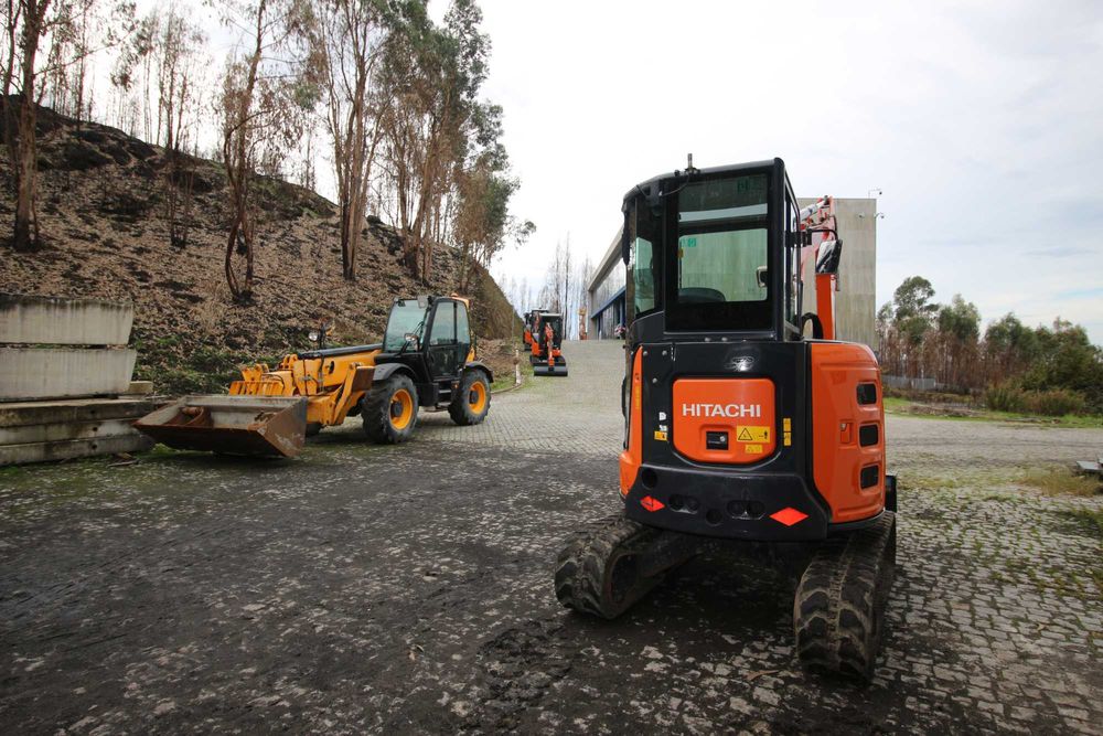 Minigiratória e escavadora  de rastos Hitachi ZX 33