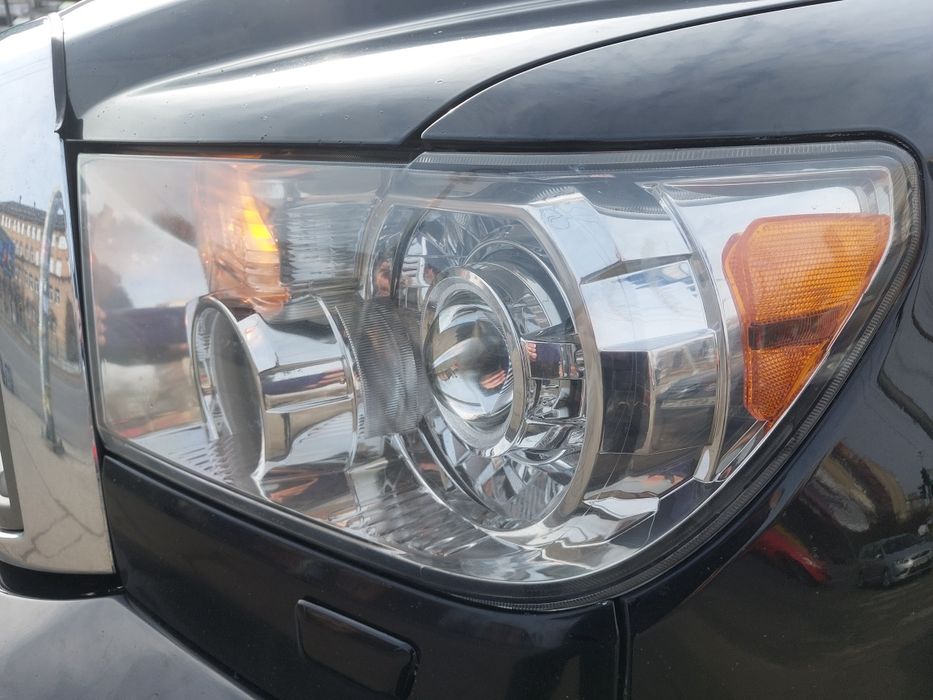 Фары линзы Toyota Siquoia 2007-2013 оригинал