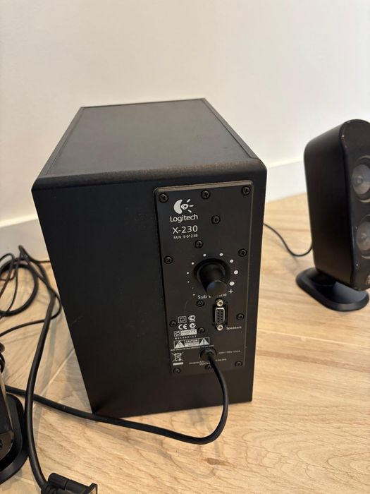 Colunas Logitech X-230 2.1 com subwoofer