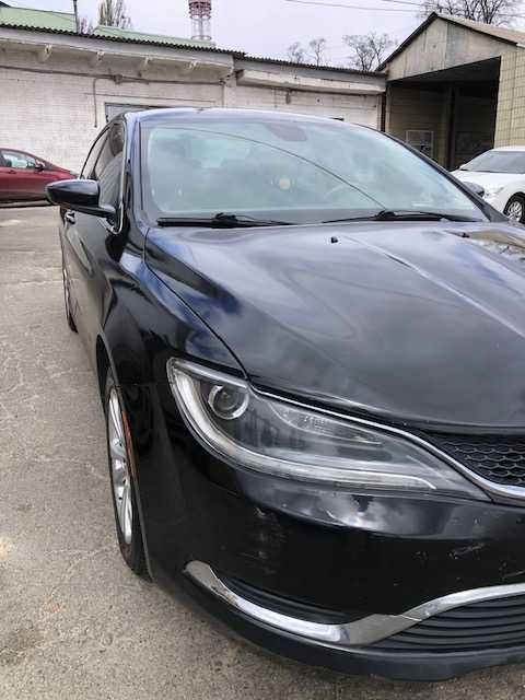 Chrysler 200 (2015) – Стильний седан у гарному стані + гума Michelin!