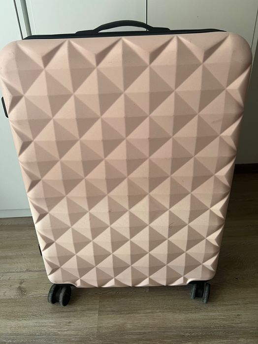 Sprzedam walizkę w dobrym stanie.