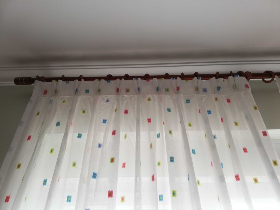 Edredon ou colcha de cama e cortinas - o conjunto