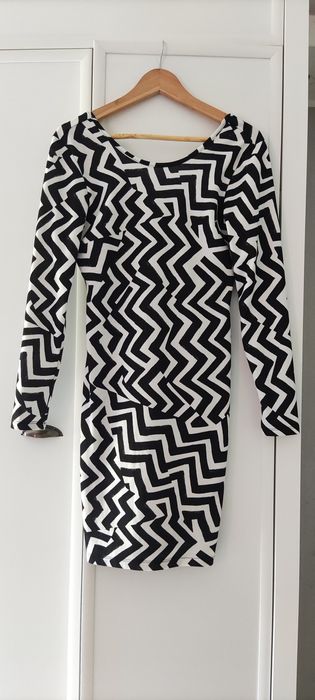 Dopasowana sukienka na długi rękaw