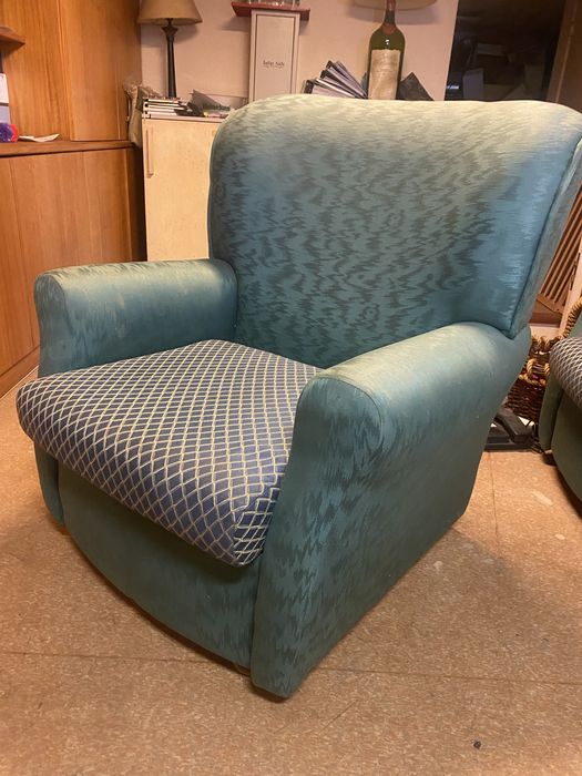 1 Sofá cama e 2 individuais em bom estado.