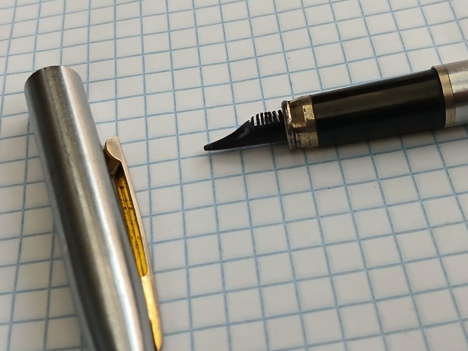 Чернильная перьевая ручка