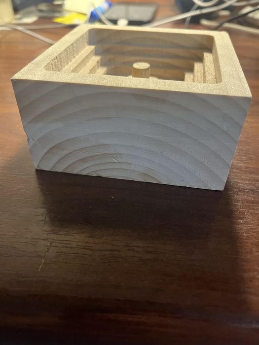 Ręcznie wykonany i zaprojektowany drewniany blok MNP