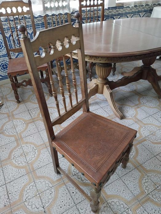 Mesa de jantar com seis cadeiras