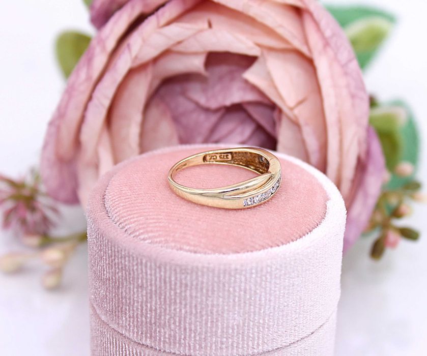 Złoty pierścionek p.375/1,80g  z cyrkoniami