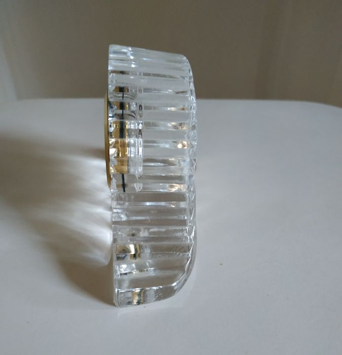 Mały stacjonarny zegarek na biurko.