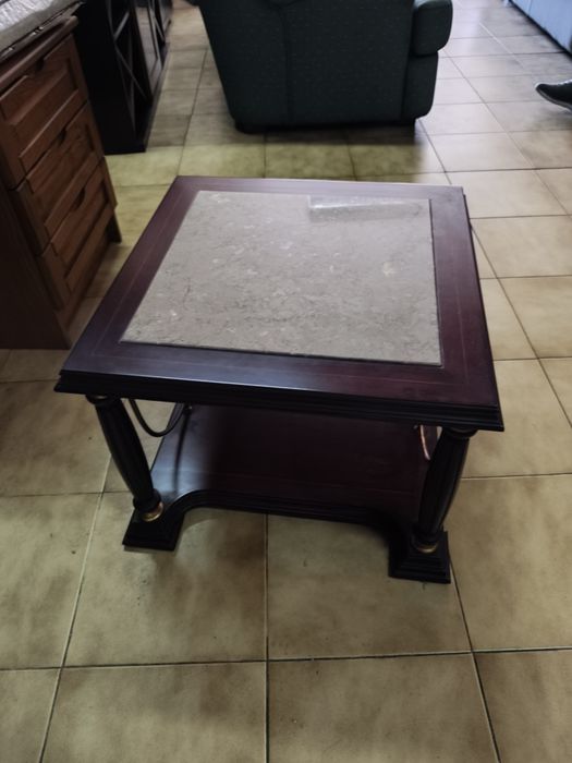 Mesa de centro, com pedra mármore.