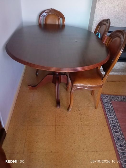 Mesa de sala com 4 cadeiras