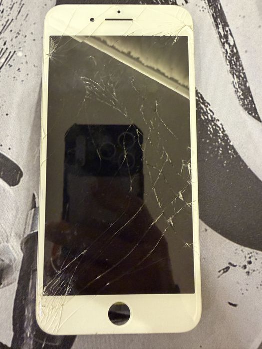Дисплей айфон 8 плюс, разбит, но изображение деффектов не имеет