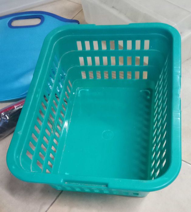 Caixa, cesto, limpa fatos e outros, tudo por 5€