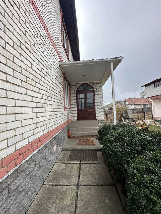 Продаж цегляного двоповерхового будинку в с. Березна