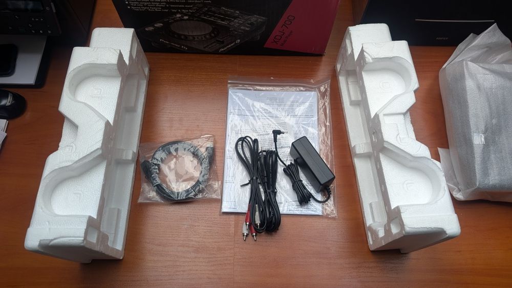 Nowy odtwarzacz Pioneer XDJ-700 (karton, nóżki, zasilacz, kable, instrukcje)