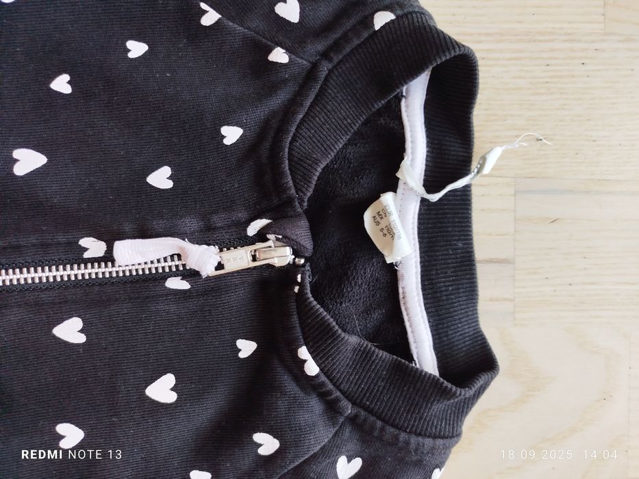Czarna bawełniana bluza zasuwana białe serca serduszka H&M 110/116