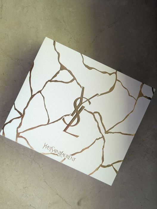 На подарунок набір YSL Black Opium