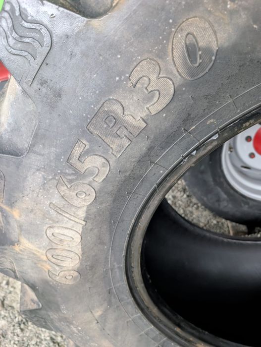Opony 600/65 R 30 BKT