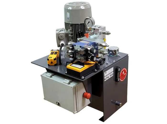 Zasilacz hydrauliczny do unoszenia platform z kompensatorami i korekcją błędów