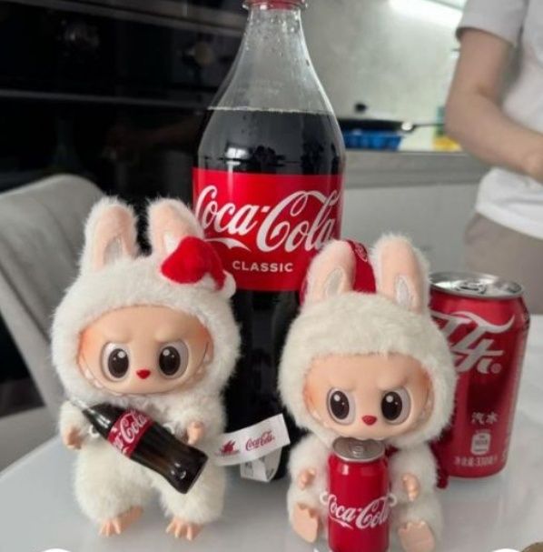 Брелок лабубу labubu the monsters coca-cola series popmart
