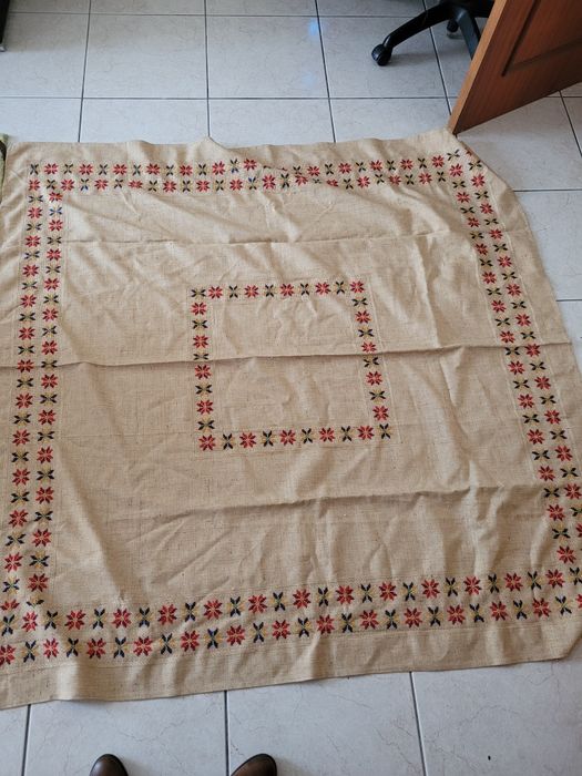 Tolha de mesa rustica género arraiolos feita manualmente  160cmx160cm