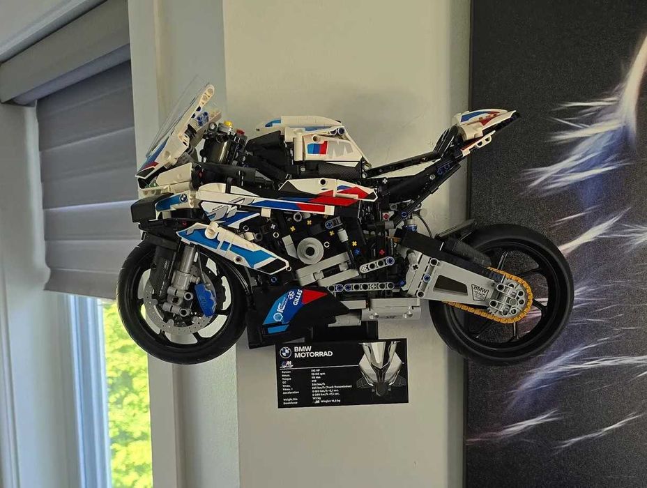 Uchwyt Ścienny na Zestaw LEGO Technic 42130 BMW M 1000 RR