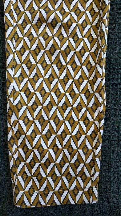 Spodnie damskie brązowe klasyczne zwężane wzór geometryczny