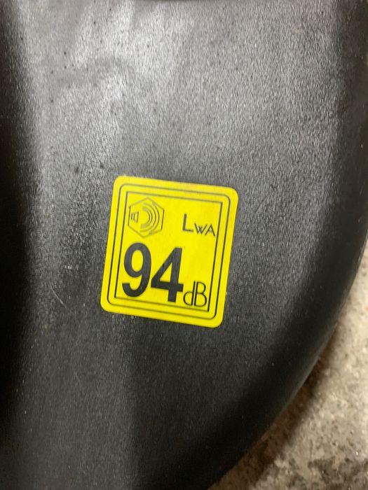 Máquina de aparar relva