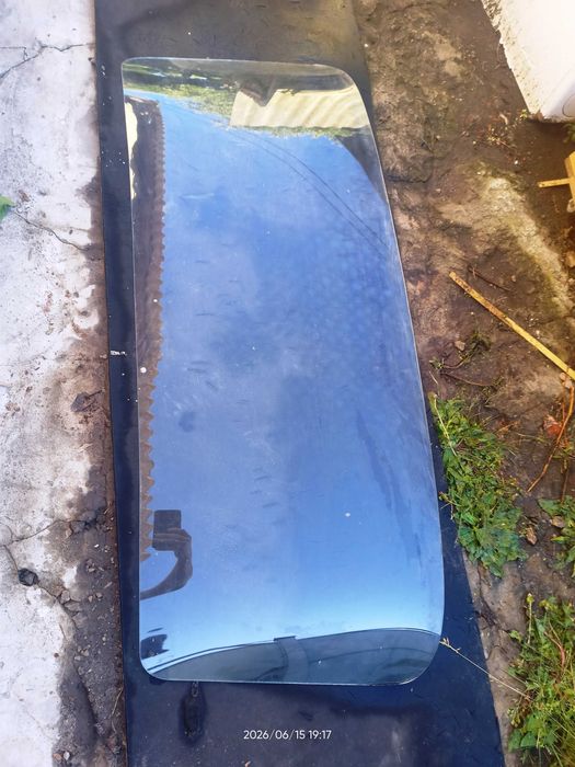 Лобове або заднє скло легкового автомобіля
