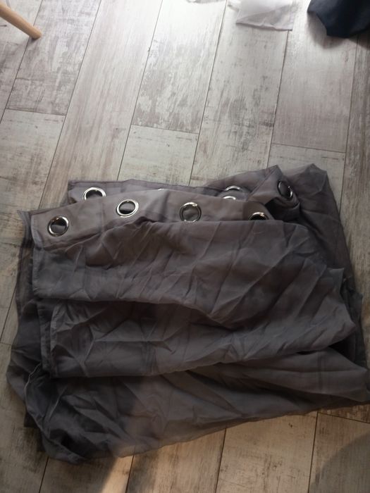 Dwie szare zasłony na przekotkach