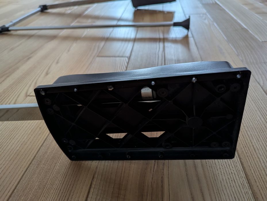 Drążek do szafy z regulacją szerokości i mechanizmem
