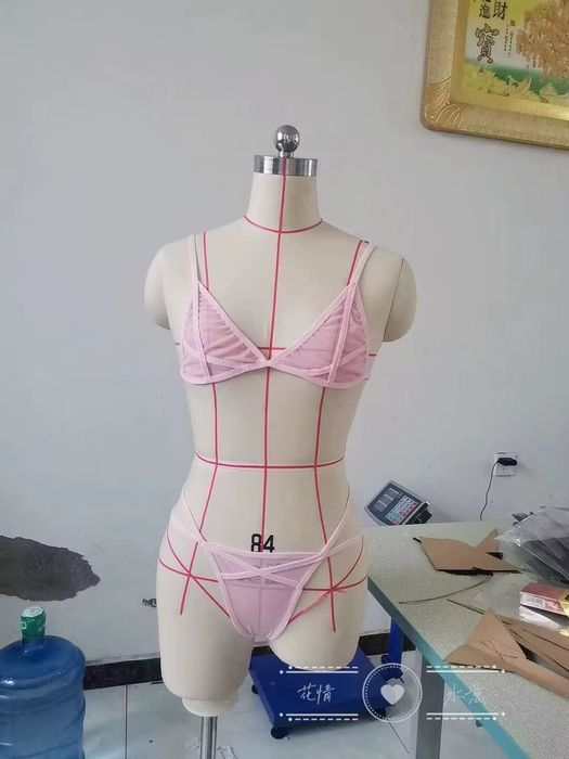 Conjunto de lingerie feminina elegante e transparente com soutien de renda e fecho de duas peças.