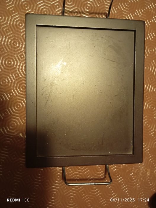 Tabuleiro em madeira com peças em cerâmica